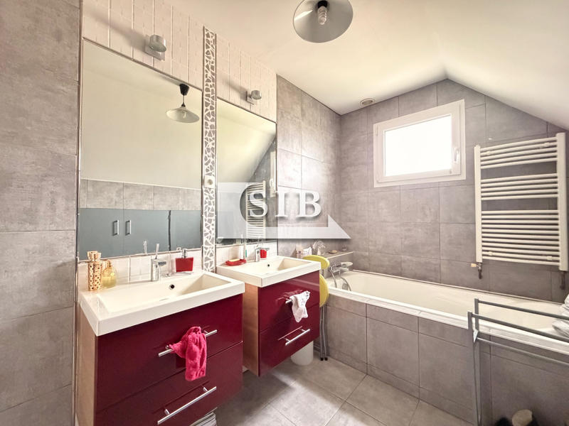 Maison - 99 m² - 5 pièces