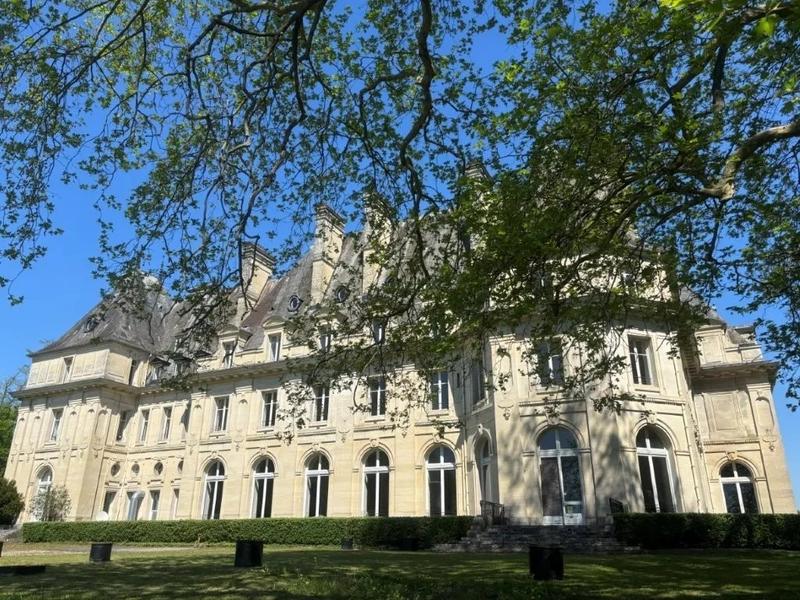 Manoir - 5 900 m² - 85 pièces