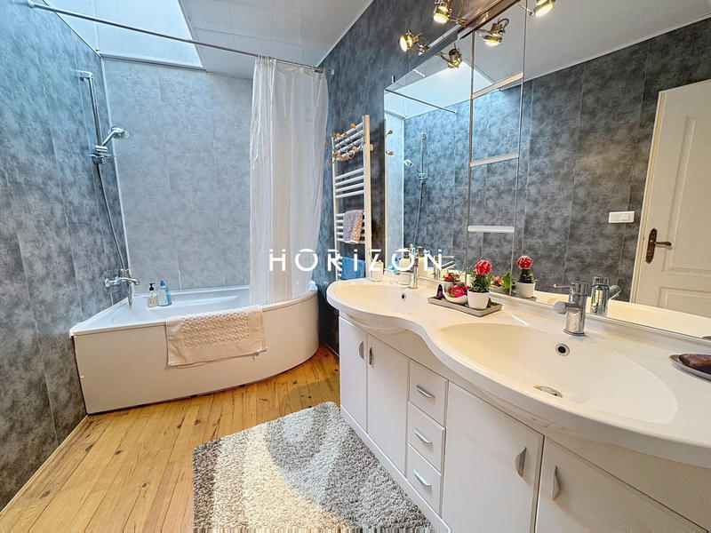 Maison - 201 m² - 6 pièces