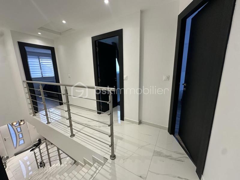 Maison - 140 m² - 8 pièces