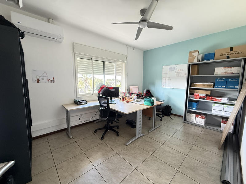 Local commercial - 200 m² - 8 pièces