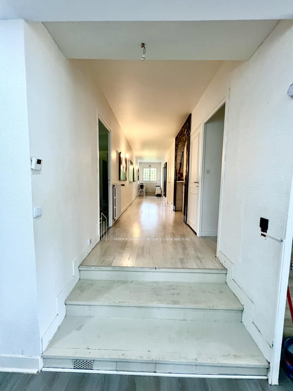 Propriété - 242 m² - 6 pièces