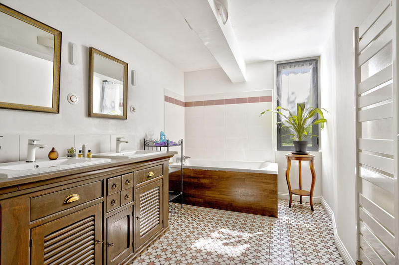 Propriété - 305 m² - 7 pièces