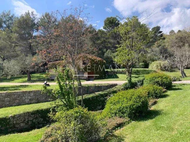 Propriété - 305 m² - 10 pièces