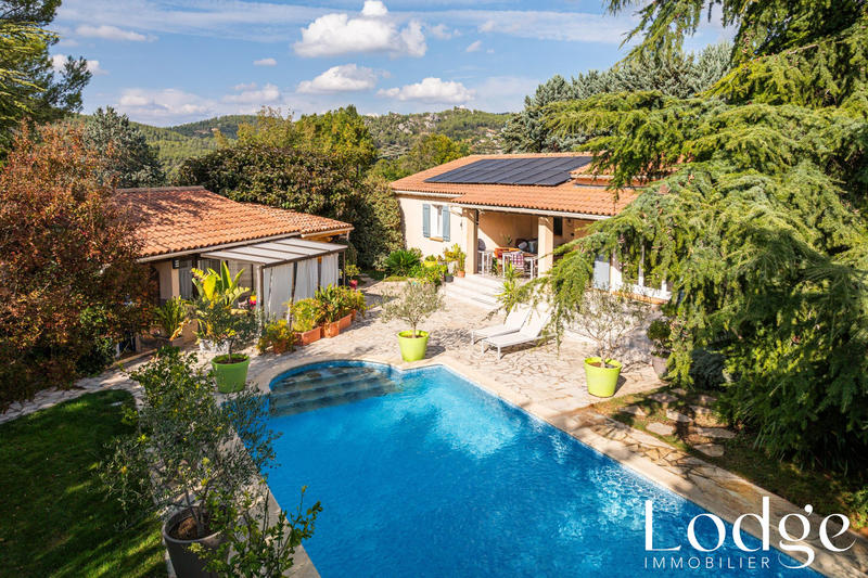 Maison traditionnelle - 180 m² - 6 pièces