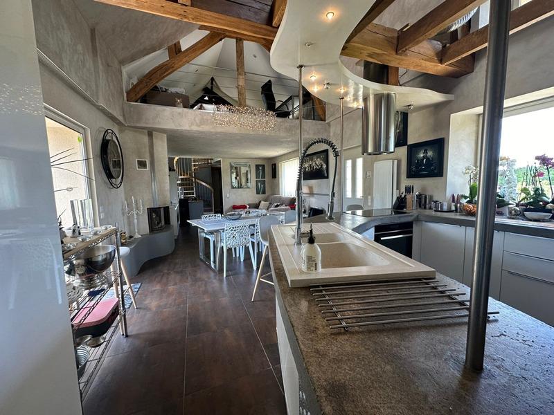 Maison - 230 m² - 6 pièces