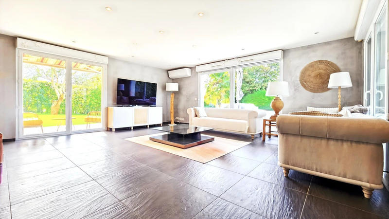 Maison - 221 m² - 5 pièces