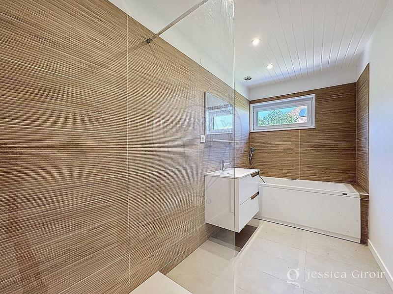 Maison - 230 m² - 8 pièces