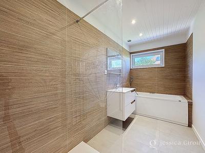 Maison - 230 m² - 8 pièces