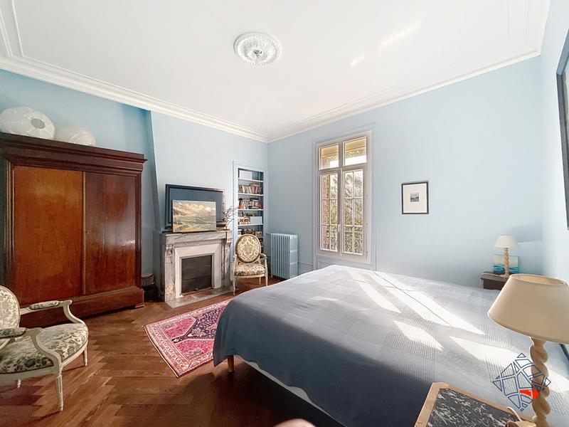 Maison - 240 m² - 10 pièces