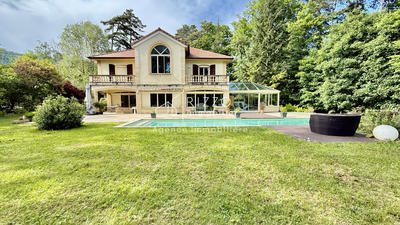 Maison - 302 m² - 8 pièces