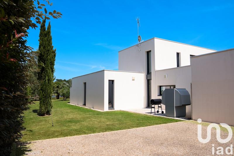 Maison - 240 m² - 8 pièces