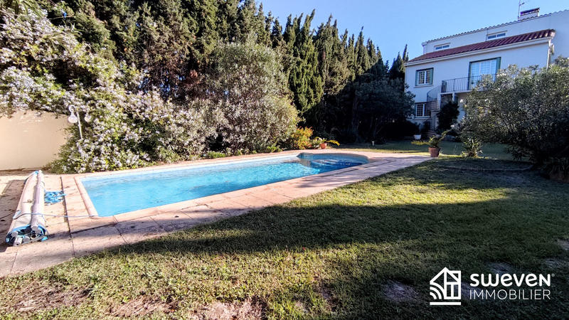 Maison traditionnelle - 220 m² - 7 pièces