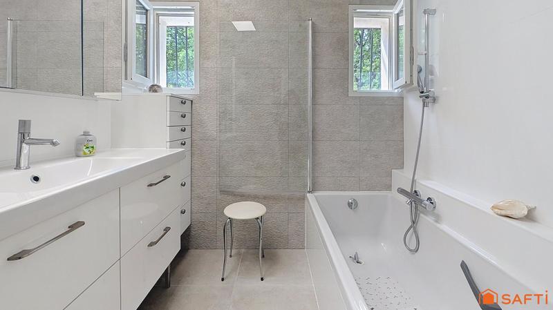 Maison - 195 m² - 8 pièces