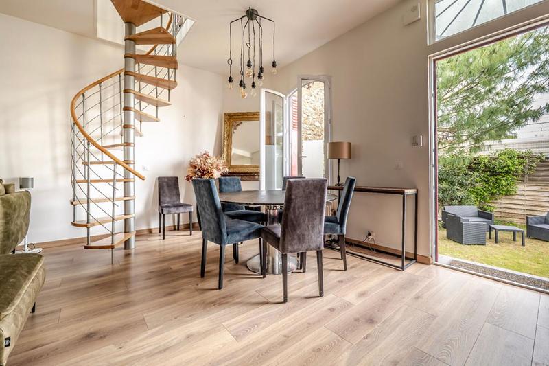 Maison - 168 m² - 8 pièces