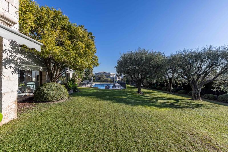 Villa - 360 m² - 8 pièces