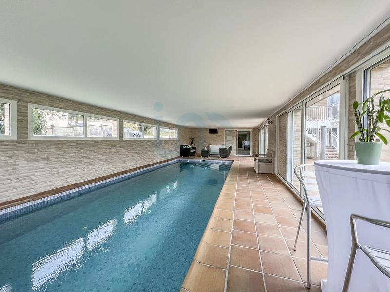 Maison traditionnelle - 363 m² - 10 pièces