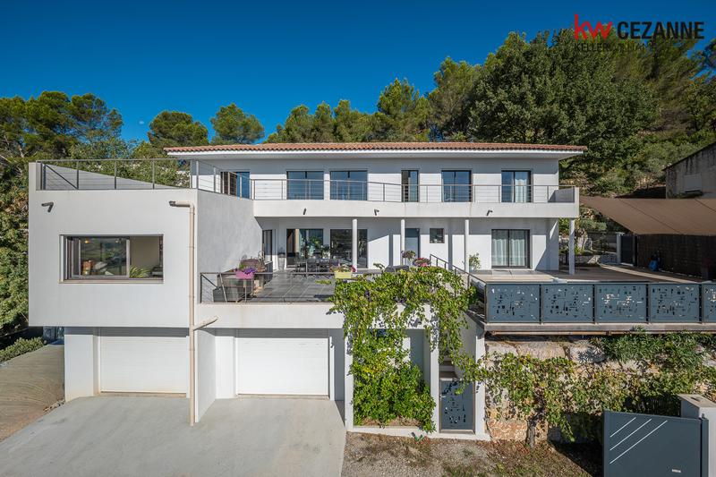 Maison - 248 m² - 8 pièces