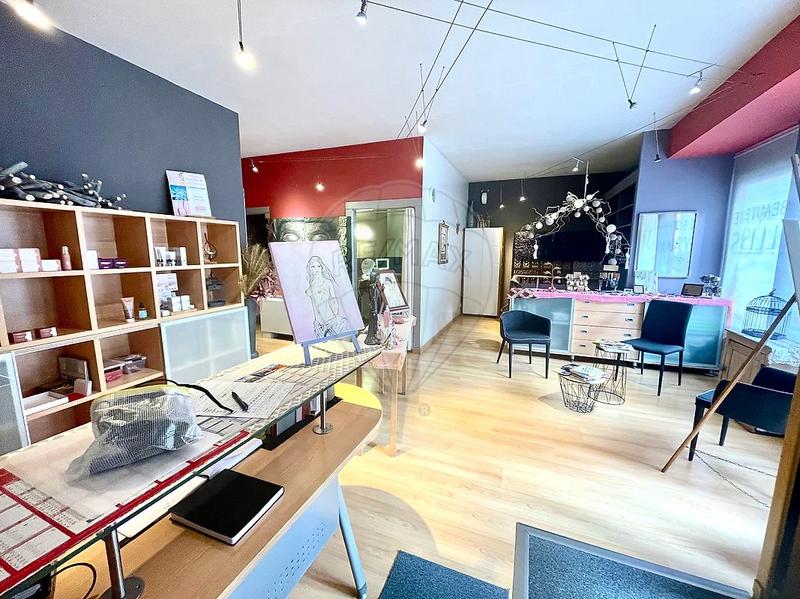 Magasins - 96 m² - 5 pièces