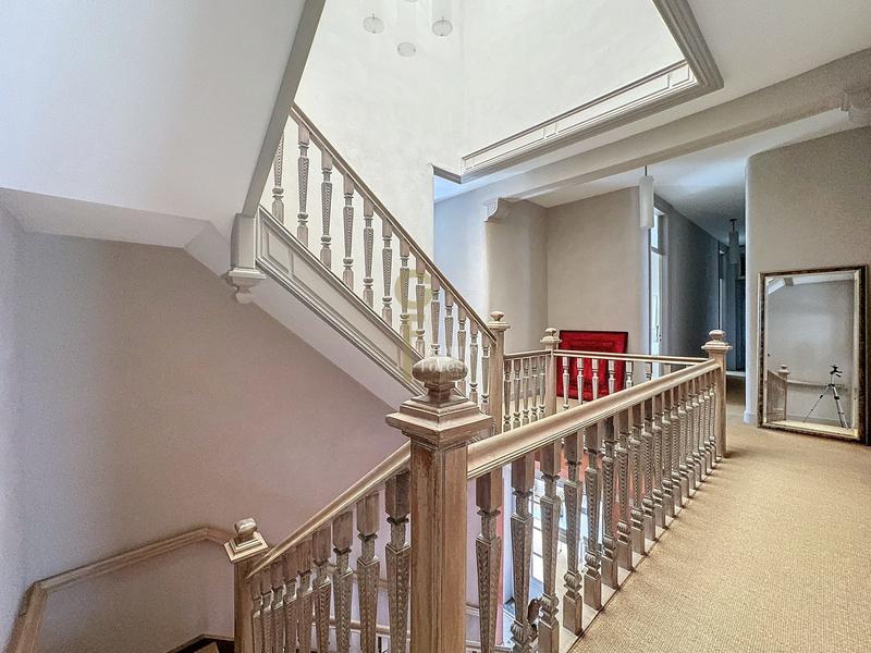 Maison - 435 m² - 9 pièces