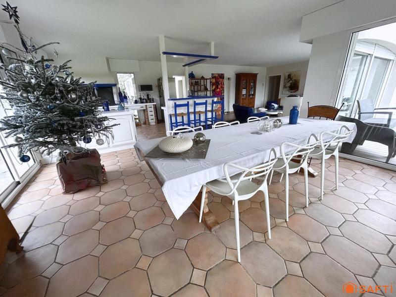 Maison - 220 m² - 8 pièces