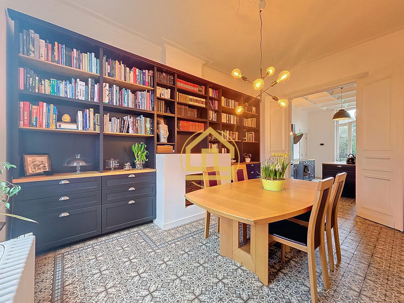 Maison - 275 m² - 10 pièces