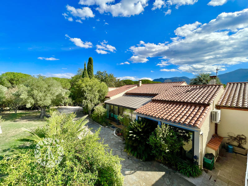 Villa - 285 m² - 10 pièces