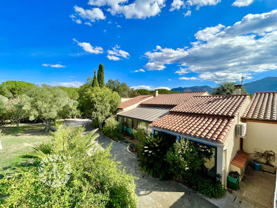 Villa - 285 m² - 10 pièces