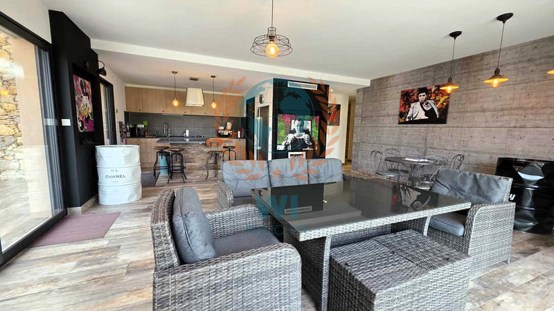 Maison - 255 m² - 7 pièces