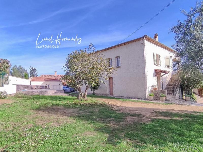 Maison - 238 m² - 9 pièces