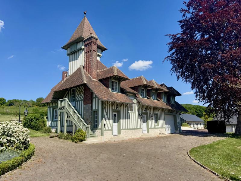 Maison - 1 085 m² - 15 pièces