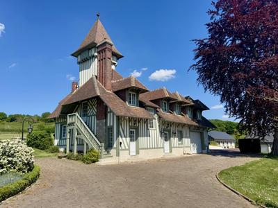 Maison - 1 085 m² - 15 pièces