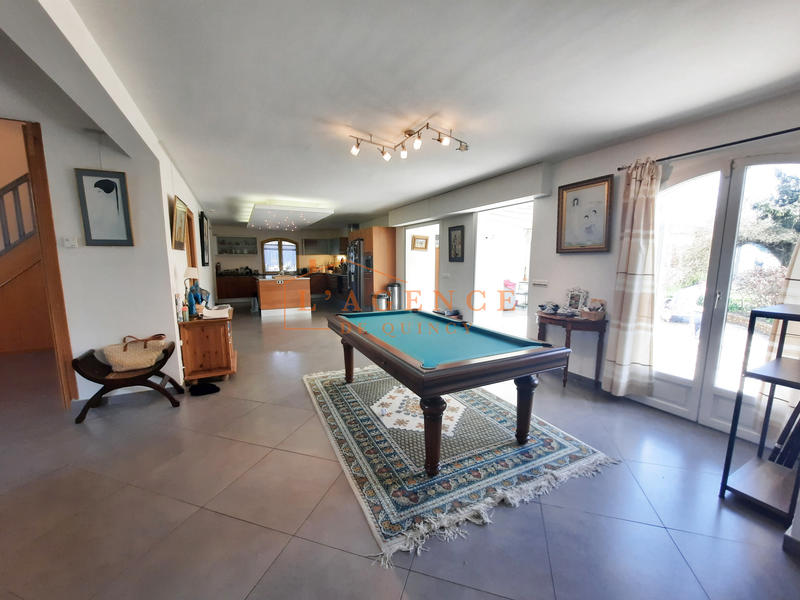 Propriété - 245 m² - 8 pièces