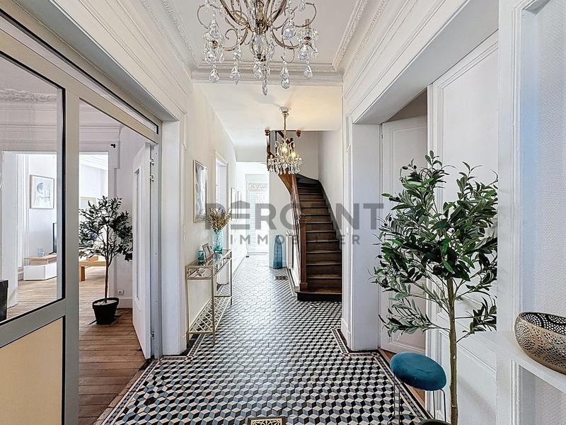 Maison - 211 m² - 10 pièces