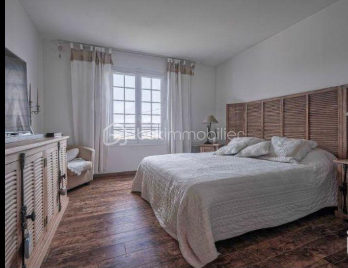 Maison - 225 m² - 7 pièces