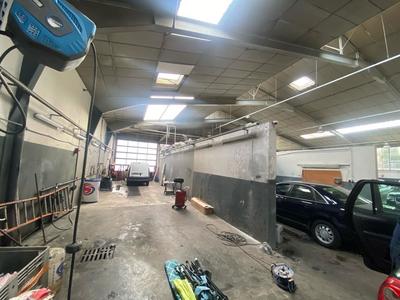 Entrepôt - 876 m² - 5 pièces