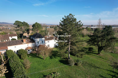 Propriété - 275 m² - 6 pièces