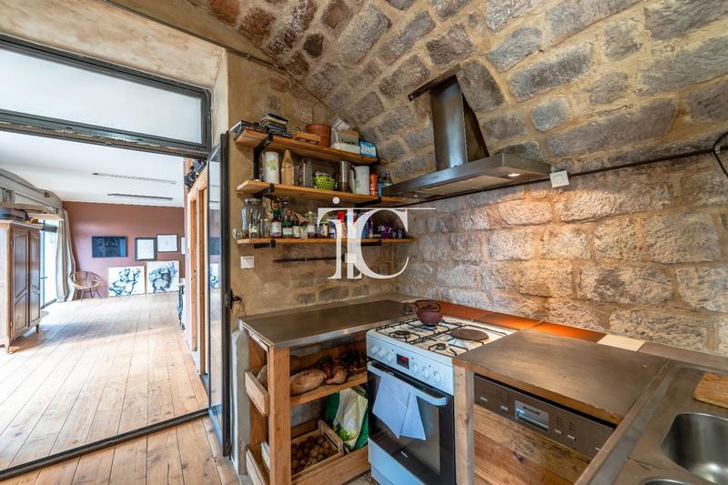 Maison - 275 m² - 11 pièces