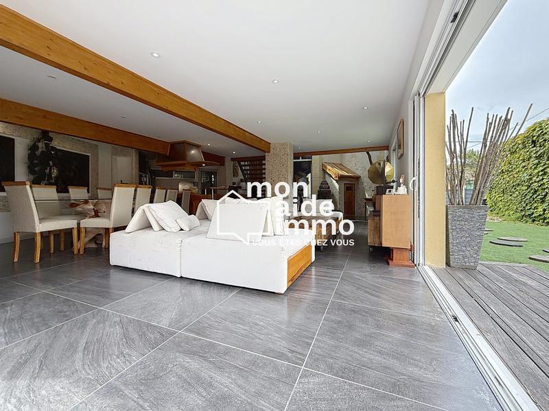 Maison - 220 m² - 6 pièces