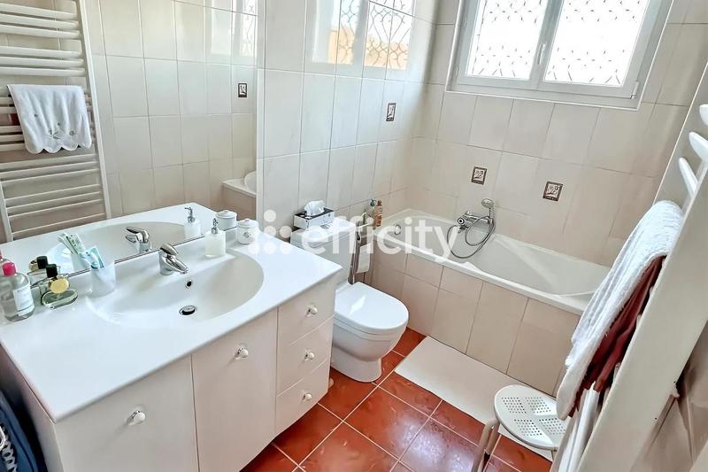 Maison - 215 m² - 8 pièces