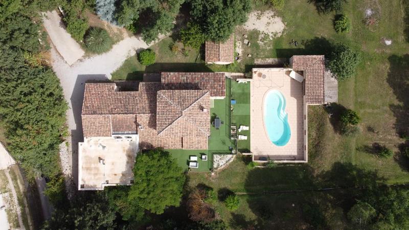 Propriété - 231 m² - 8 pièces