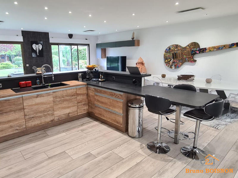 Maison - 317 m² - 8 pièces