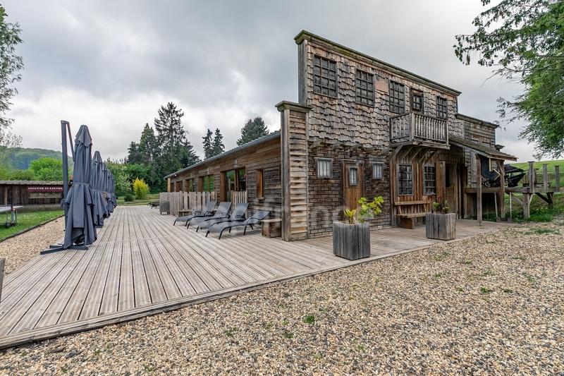 Propriété - 4 000 m² - 30 pièces