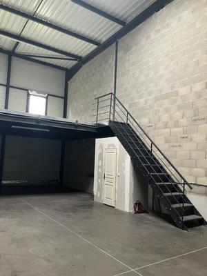 Entrepôt - 151 m² - 1 pièce