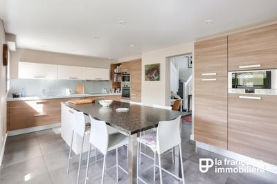 Maison - 210 m² - 8 pièces