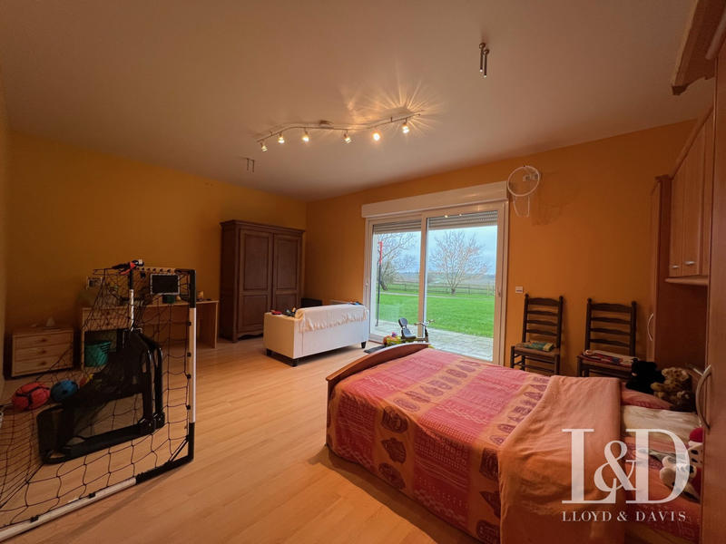 Maison - 330 m² - 9 pièces