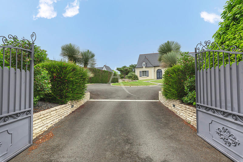 Maison - 255 m² - 8 pièces