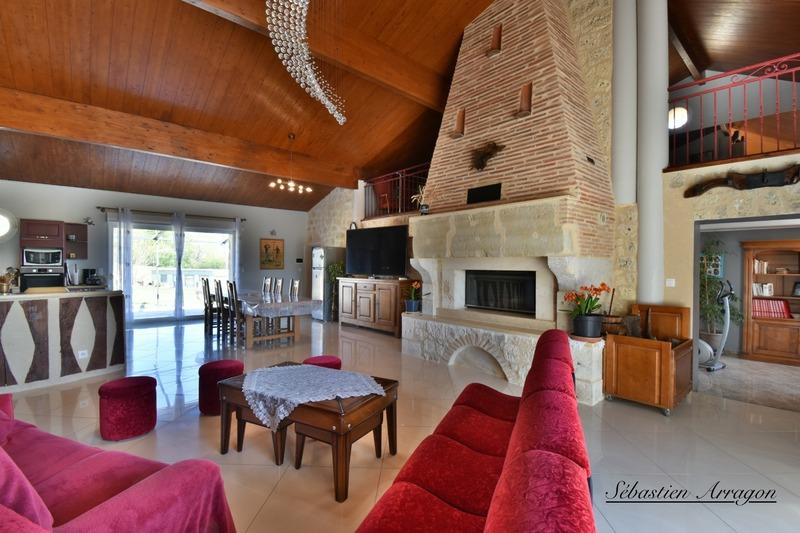 Propriété - 260 m² - 8 pièces