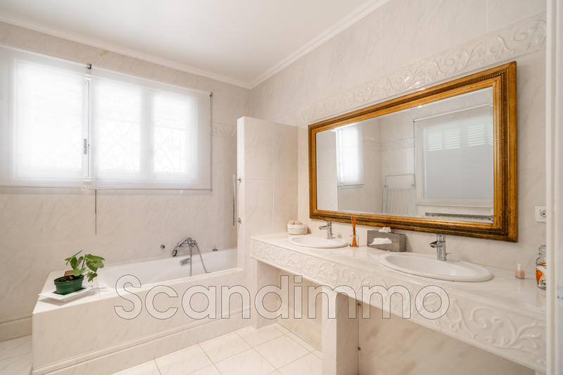 Maison - 225 m² - 6 pièces