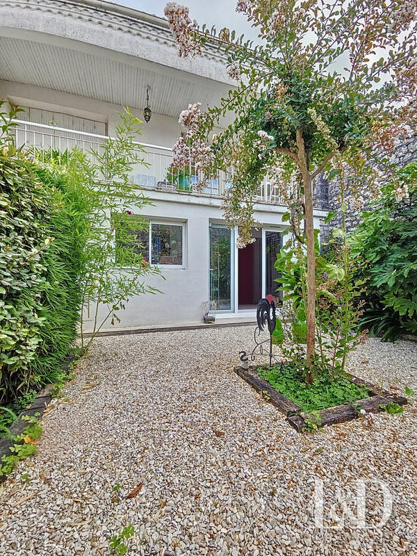 Maison - 230 m² - 8 pièces